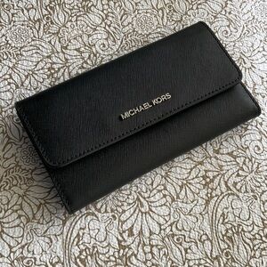 Michael Kors Black Wallet.    7x4